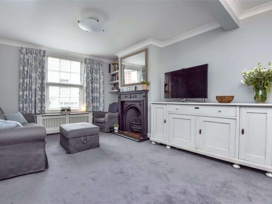 Attractive two bedroom semi-detached cottage in the Pantiles area - Photo 1