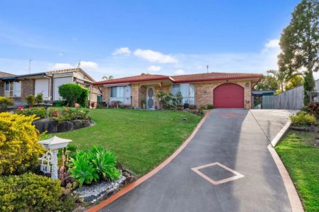 Nestled in one of Carrara's peaceful and family-friendly street, this delightful home is now available for rent. - Photo 4