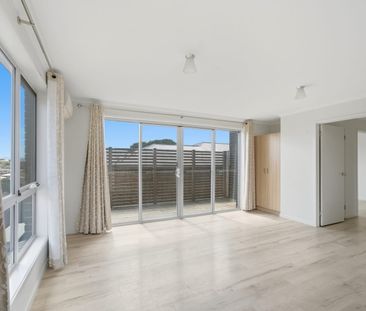 Modern & Stylish Home - Photo 2