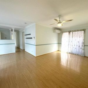 Stunning Family Home for Rent in Desirable Runcorn Neighborhood - The Perfect Blend of Convenience and Comfort! - Photo 2