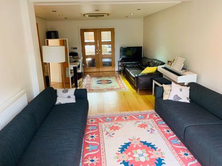 5 Bed Detached House, Cannon Hill, N14 - Photo 2