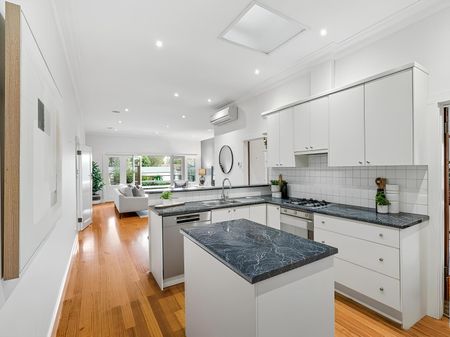 Kew East - Photo 5