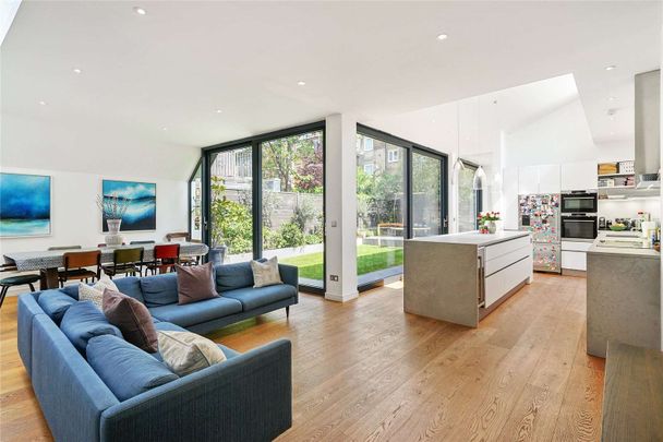 A stunning five/six bedroom family house on a pretty tree lined road in Wandsworth. - Photo 1