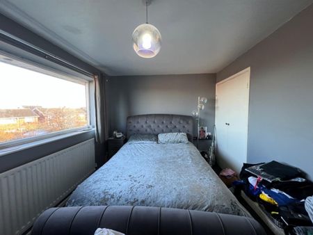 4 bedroom semi-detached house to rent - Photo 2