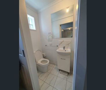 Master bedroom 5 Minutes Waik to Deakin University - Photo 2