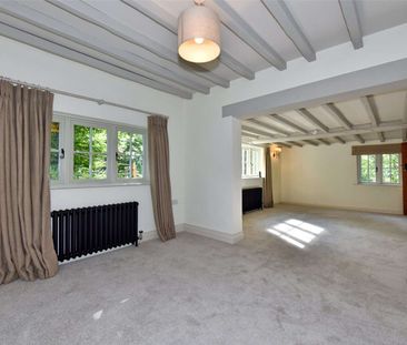 An attractive cottage in private grounds in an idyllic village - Photo 3