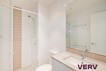 FABULOUS APARTMENT IN THE HEART OF LYNEHAM - Photo 4