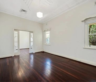 Charming apartment on Broadway - Photo 3