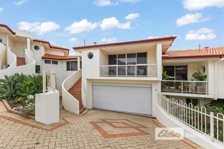 EXECUTIVE HOME CLOSE TO THE BEACH! - Photo 2