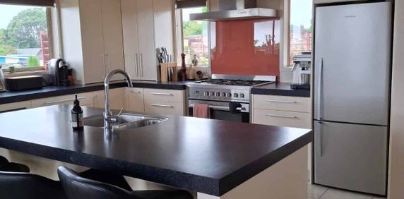 Elevated executive home - Photo 2