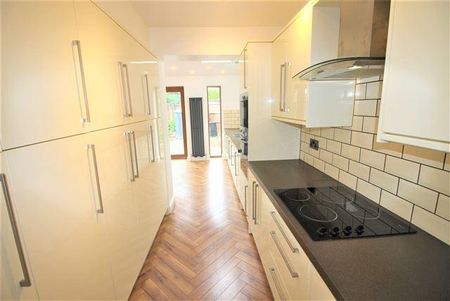 3 bedroom semi-detached house to rent - Photo 2