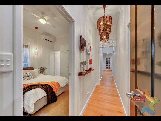 “Simply Stunning” - Photo 1