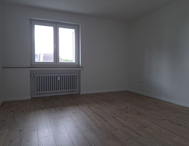 Einziehen und Wohlfühlen - großzügige und renovierte 2-Zimmer-Wohnung mit Laminat und Balkon... - Photo 1