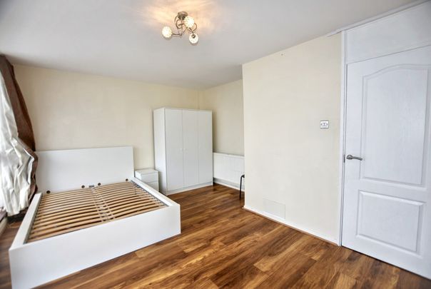 Amazing 3 bed flat in Kennington, Av. from NOW!!! - Photo 1
