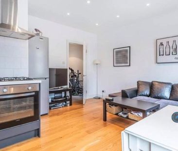 1 bedroom in a flat share to rent - Photo 2