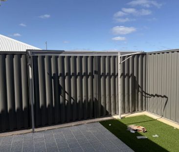 Stylish, Easy-Care Unit Close to the Beach - 2 Bedrooms, 1 Bathroom - Photo 2