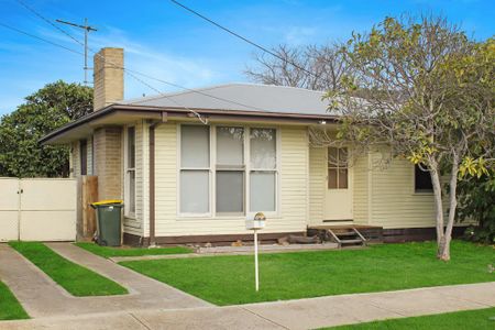 TWO BEDROOM HOME IN QUIET STREET - Photo 4