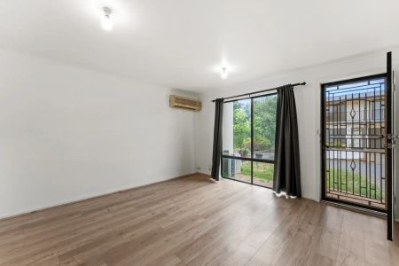 “Low Maintenance Townhouse” - Photo 4