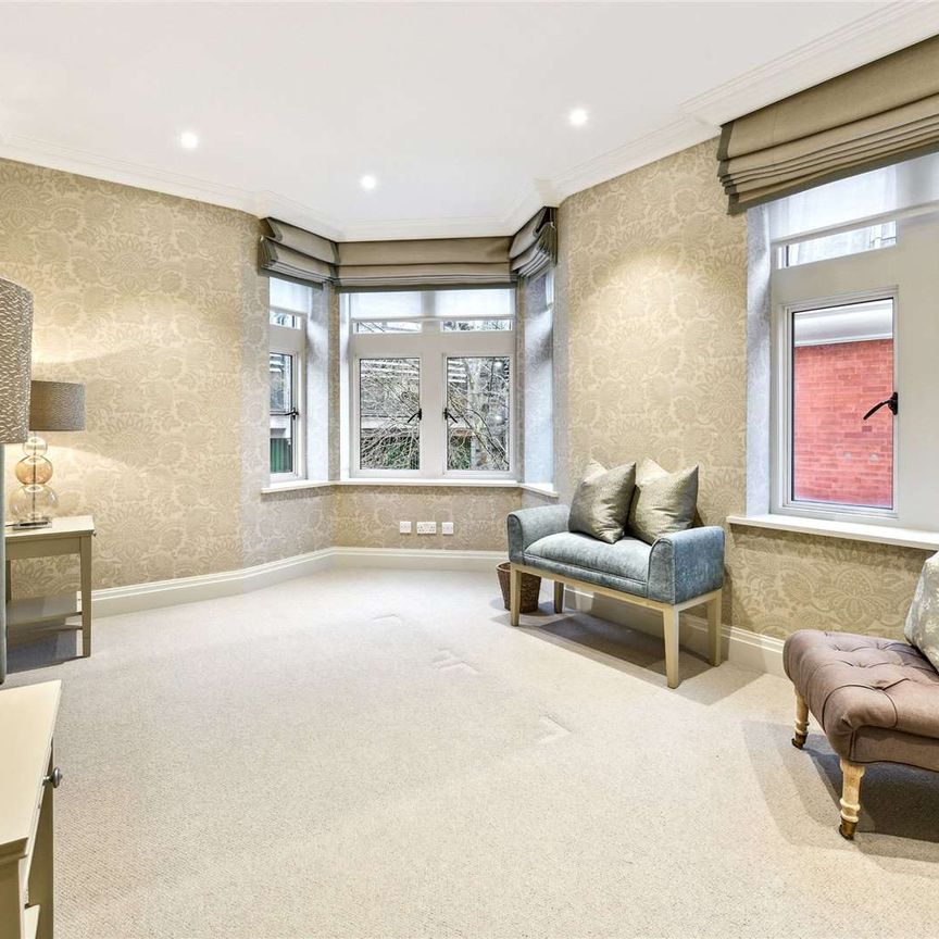 Exceptional 4/5 bedroom family home of over 3,000 sq ft. Beautifully refurbished, immaculately presented and enviably located amongst London's most iconic landmarks. - Photo 1