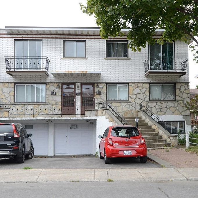 Saint Léonard- 4 1/2 2e étage semi meublé: cuisinière,frigo, table avec 6 chaises,matelas queen,rideau - Photo 1