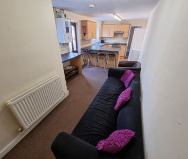 5 Bed Student Accommodation - Photo 2