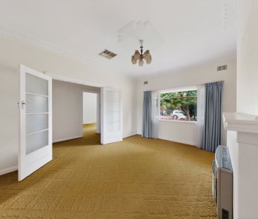 Charming Two-Bedroom Home in Prime Essendon Location - Photo 3