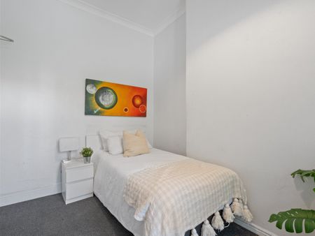 Redfern - Photo 2