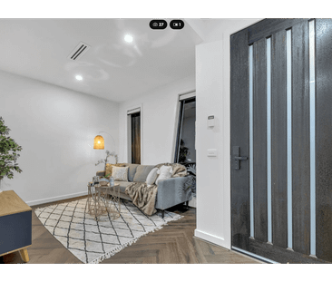 LUXE LIVING IN AN ENVIABLE LOCATION WITH 2 ENSUITS !! - Photo 2