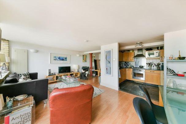 Two bedroom apartment to rent in this popular warehouse conversion close to Wapping Station. - Photo 1
