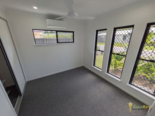 Fully Fenced & Pet Friendly Stylish & Spacious Home in the Northern Beaches!! - Photo 1