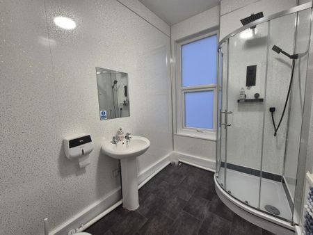 1 bedroom in a house share to rent - Photo 3