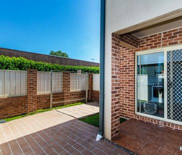 Two Bedroom Townhouse Close to Shops - Photo 6