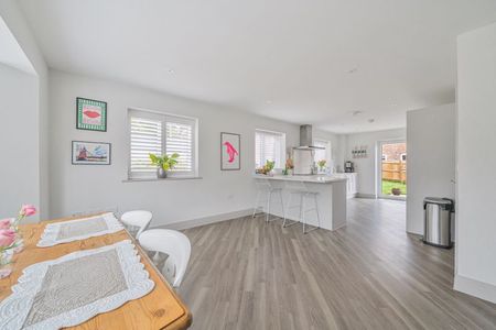 Blundell Drive, Haslemere - 3 bedrooms Property for lettings - Seymours - Photo 2