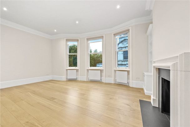 Rarely on the market, this spacious unfurnished four bedroom, 3 bathroom duplex is situated on the 3rd and 4th floors of this period redbrick building in a pretty street on the Knightsbridge/South Kensington borders. EPC Rating C | Council Tax Band G - Photo 1