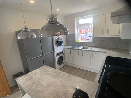 1 bedroom in a house share to rent - Photo 5