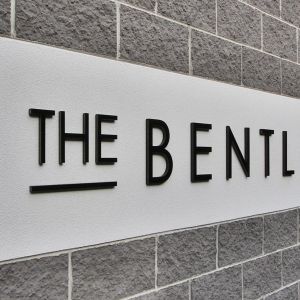 TWO BEDROOM GEM IN THE HEART OF SHOPS, CAFES & MORE! - Photo 2