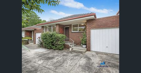 VILLA IN A BEAUTIFUL TREE-LINED STREET - Photo 2