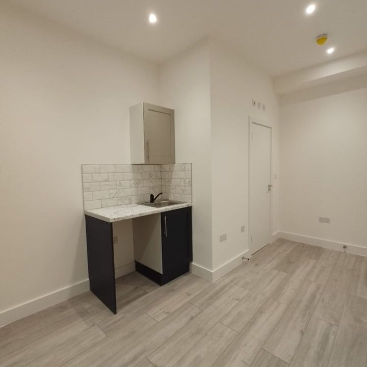 Studio Flat, Mitcham Lane, SW16 - Photo 1