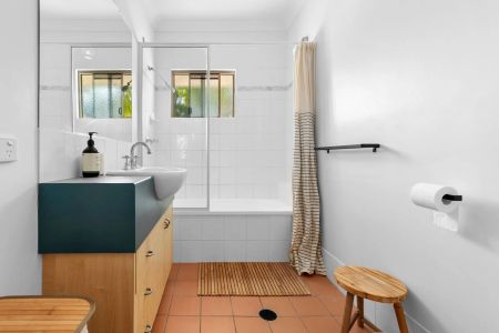 Charming 2-bedroom furnished townhouse, a leisurely stroll to the beach. - Photo 3