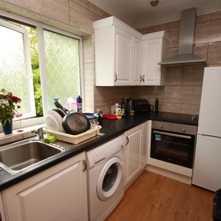 1 bedroom in a flat share to rent - Photo 3