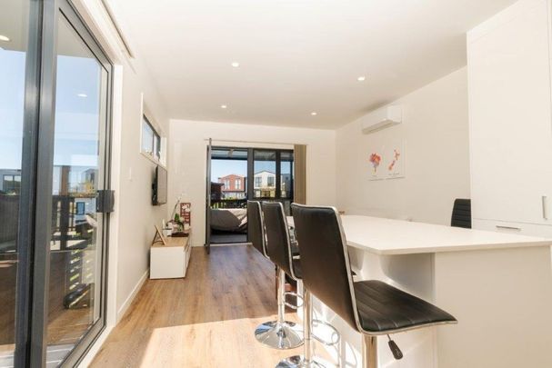 Trendy and near new - Photo 1