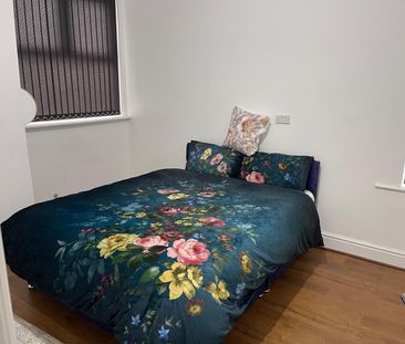 7 Bed Semi-Detached House, Dickenson Road, M13 - Photo 3