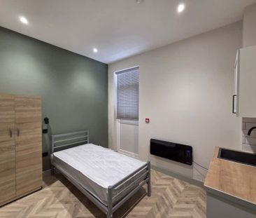 Studio Flat, Mansell Road, W3 - Photo 1