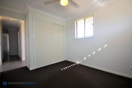 Modern three bedroom unit, close to amenities. - Photo 4