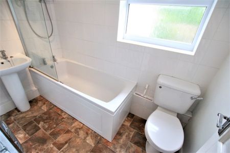 3 Bed Terraced House, St. Edwards Road, RG6 - Photo 3