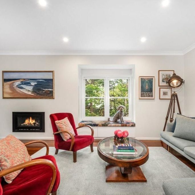 Elegant Family Home in a Leafy Cul-de-Sac Setting - Photo 1