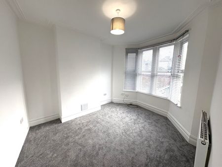 A Newly modernised Three-Bedroom Terraced home - Photo 4