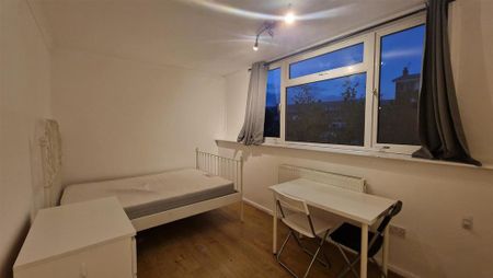 4 bedroom flat to rent - Photo 3