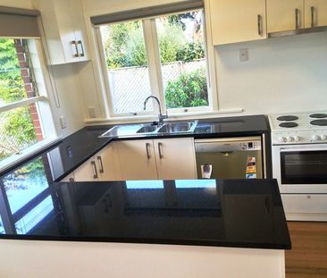 Sunny Brick and Tile 2 bedroom - Photo 6