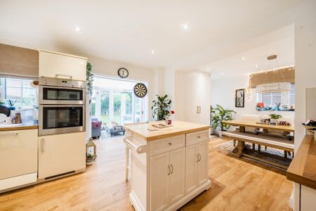 4 bedroom semi-detached house to rent - Photo 3